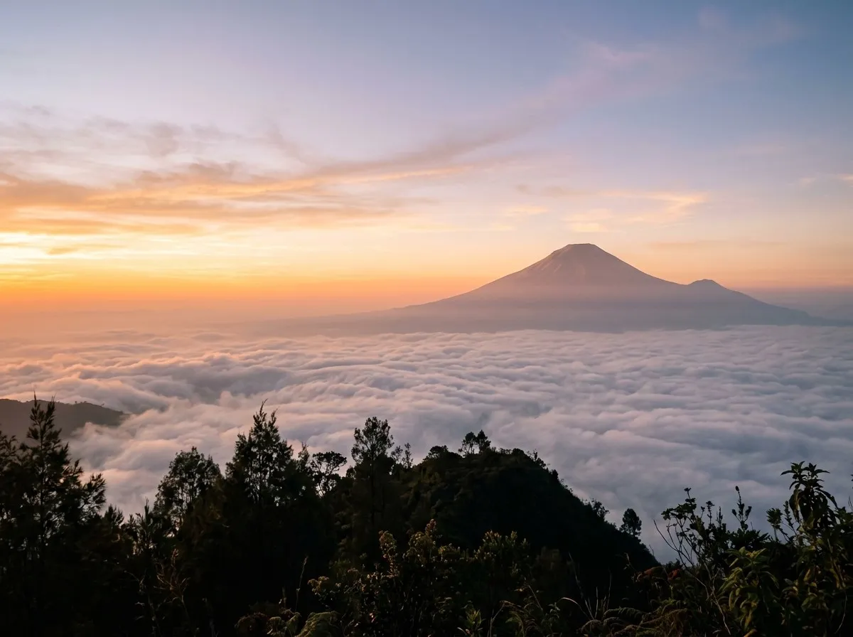Matahari terbit di atas awan